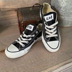 Black converse chuck Taylor’s -size 5